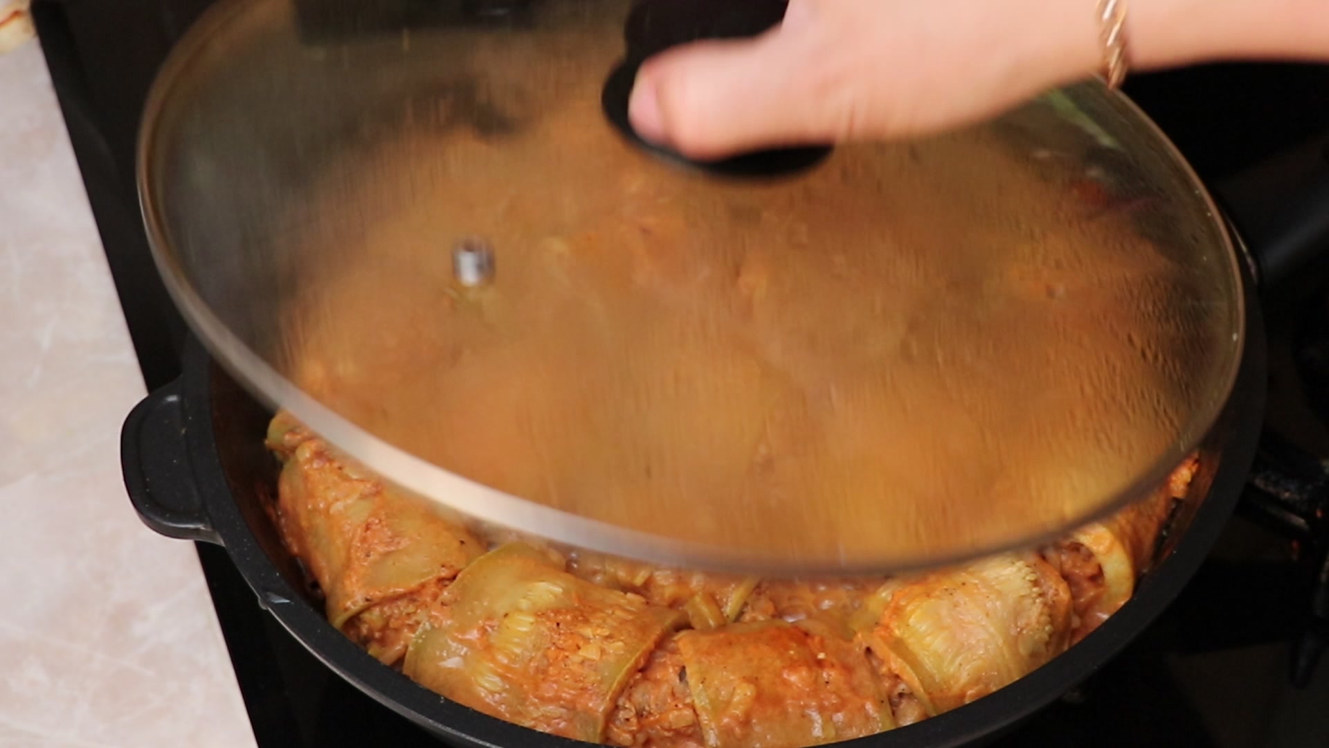 Step 9. It is better to let the finished rolls sit for about 15-20 minutes after cooking. Courgette ‘cabbage rolls’ in the pan