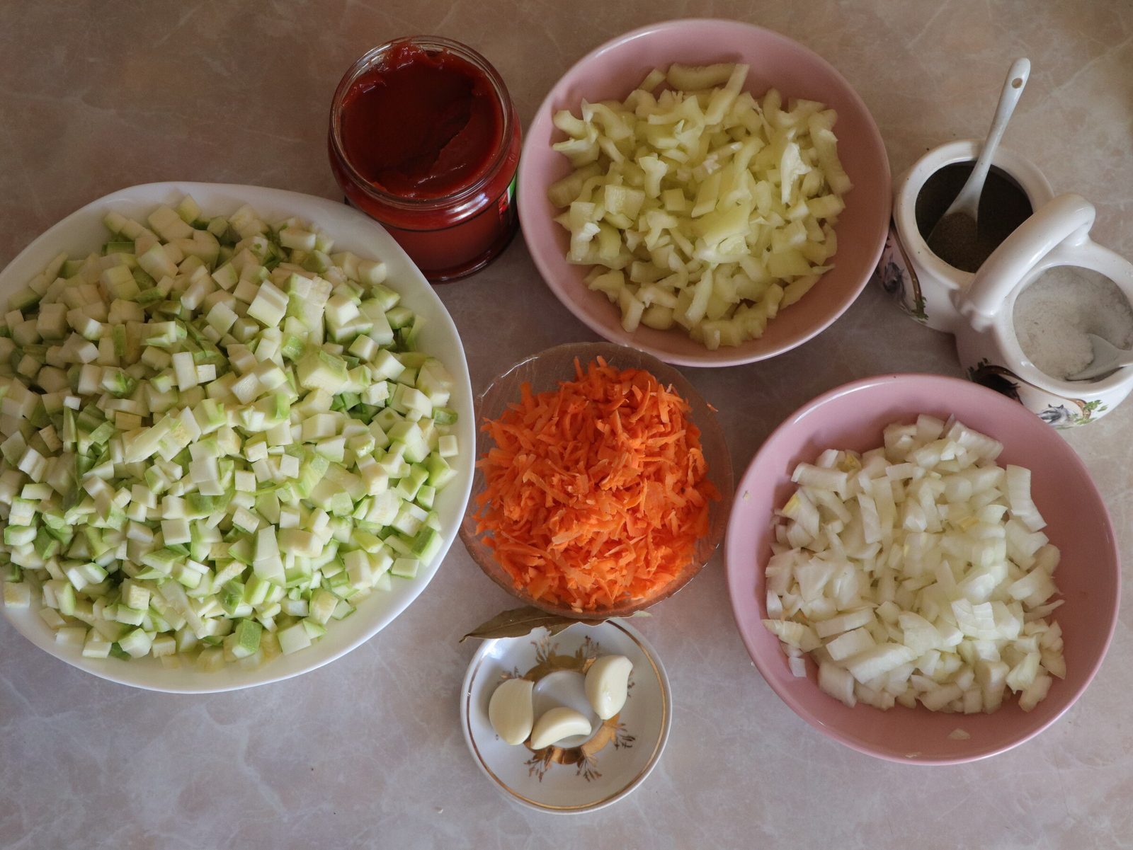 Step 2. Cut the courgette, onion and bell pepper into small cubes. Courgette caviar