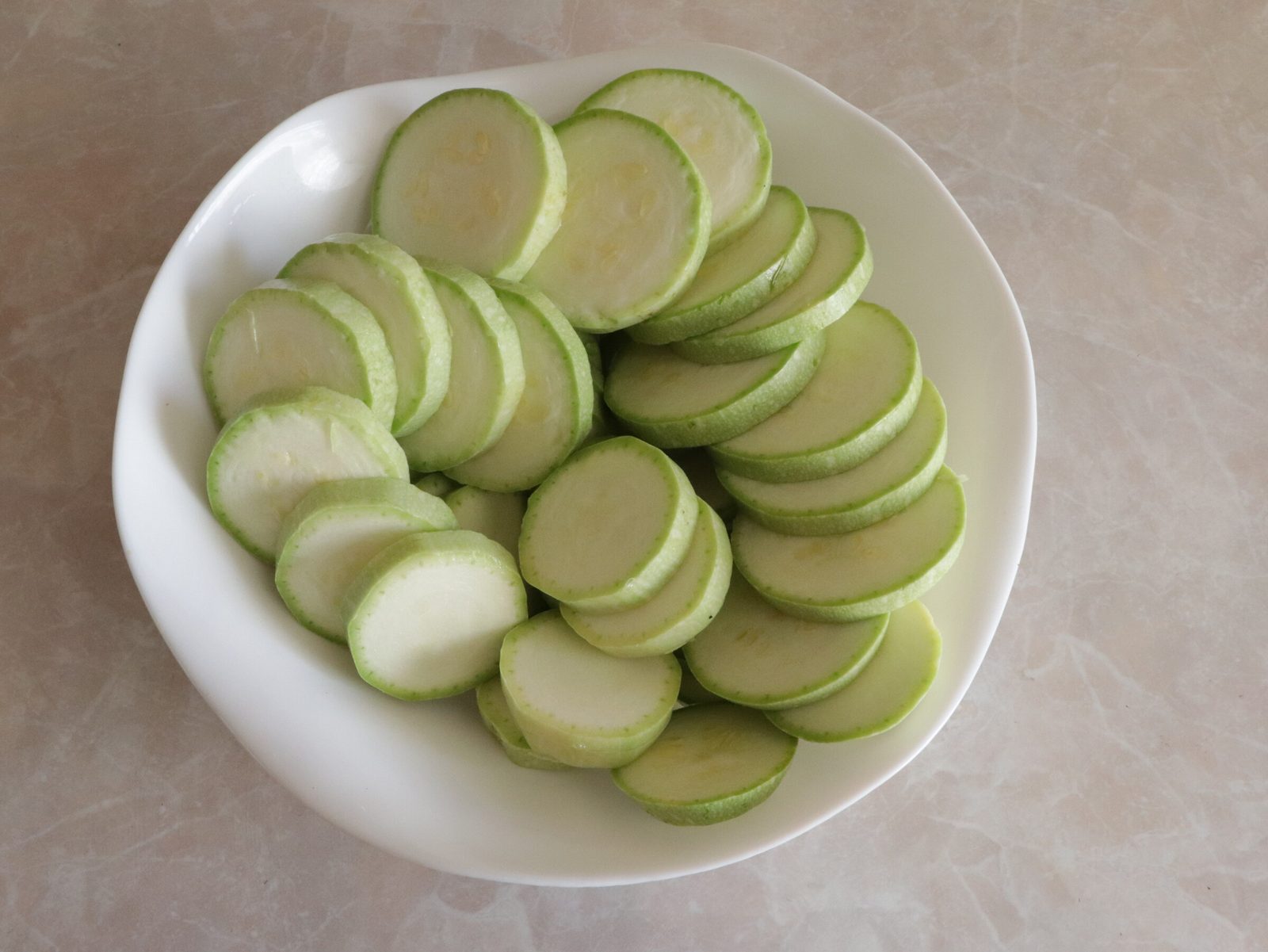 Step 2. It doesn’t take us much time to prepare the courgette appetizer. Courgette starter