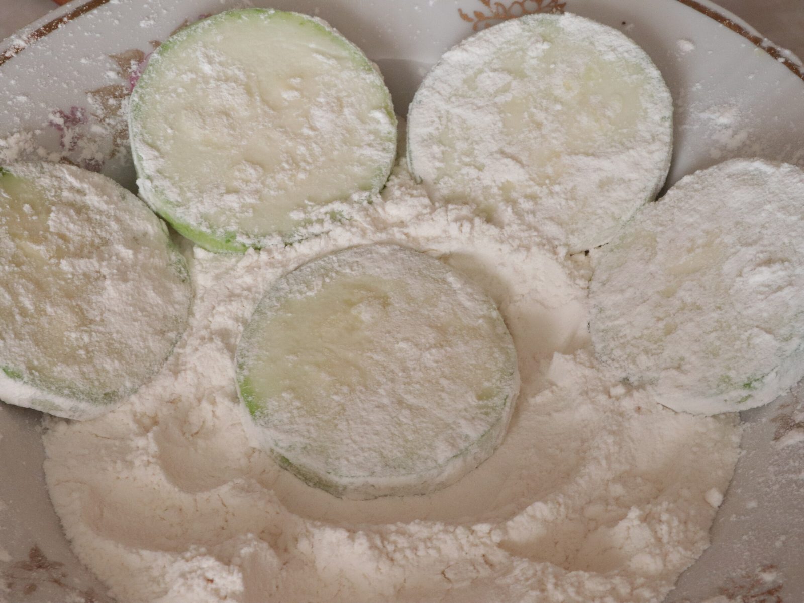 Step 3. When the courgette is saturated with salt, mix them, drain off any excess. Courgette starter