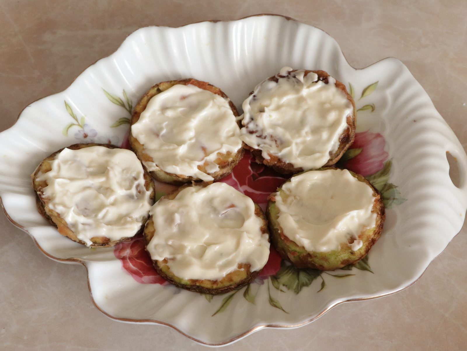Step 6. We form a “cake”: grease a circle of courgette with mayonnaise and garlic, put. Courgette starter