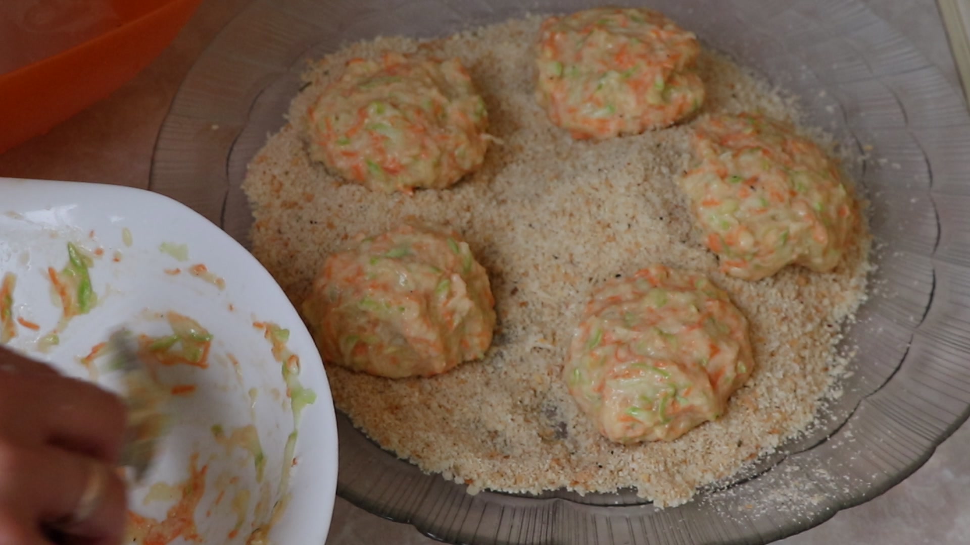 Step 6. Pour vegetable oil into a frying pan and heat it up. Courgette vegetable patties