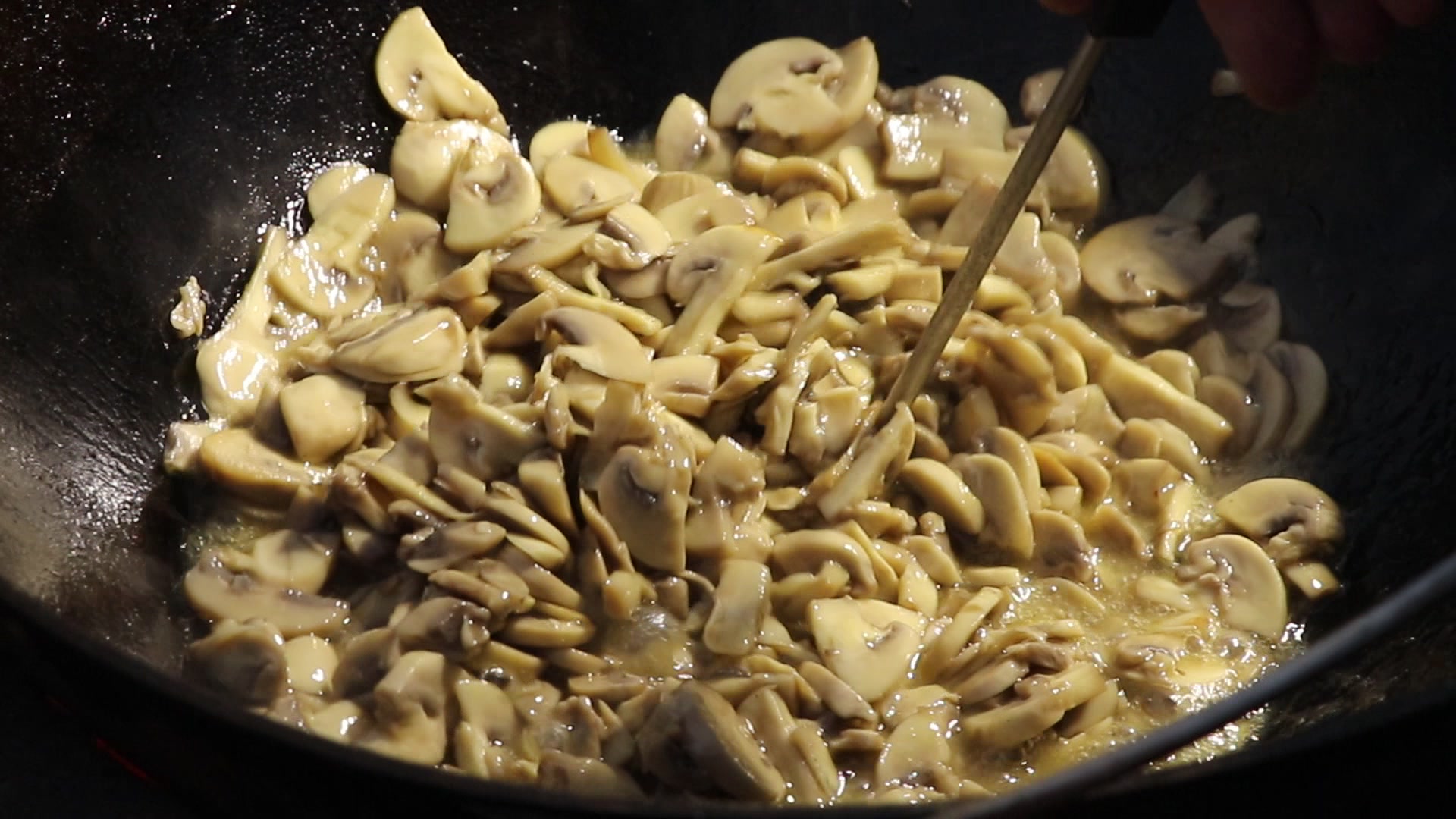 Step 4. Pour vegetable oil into the cauldron again and fry the onion until transparent. Cream of mushroom soup in a kazan