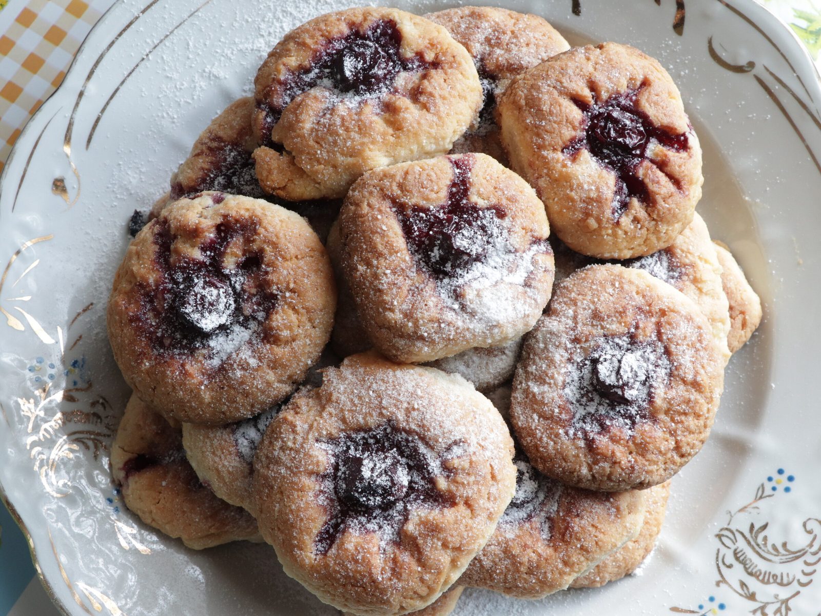 Curd-cheese biscuits with cherries