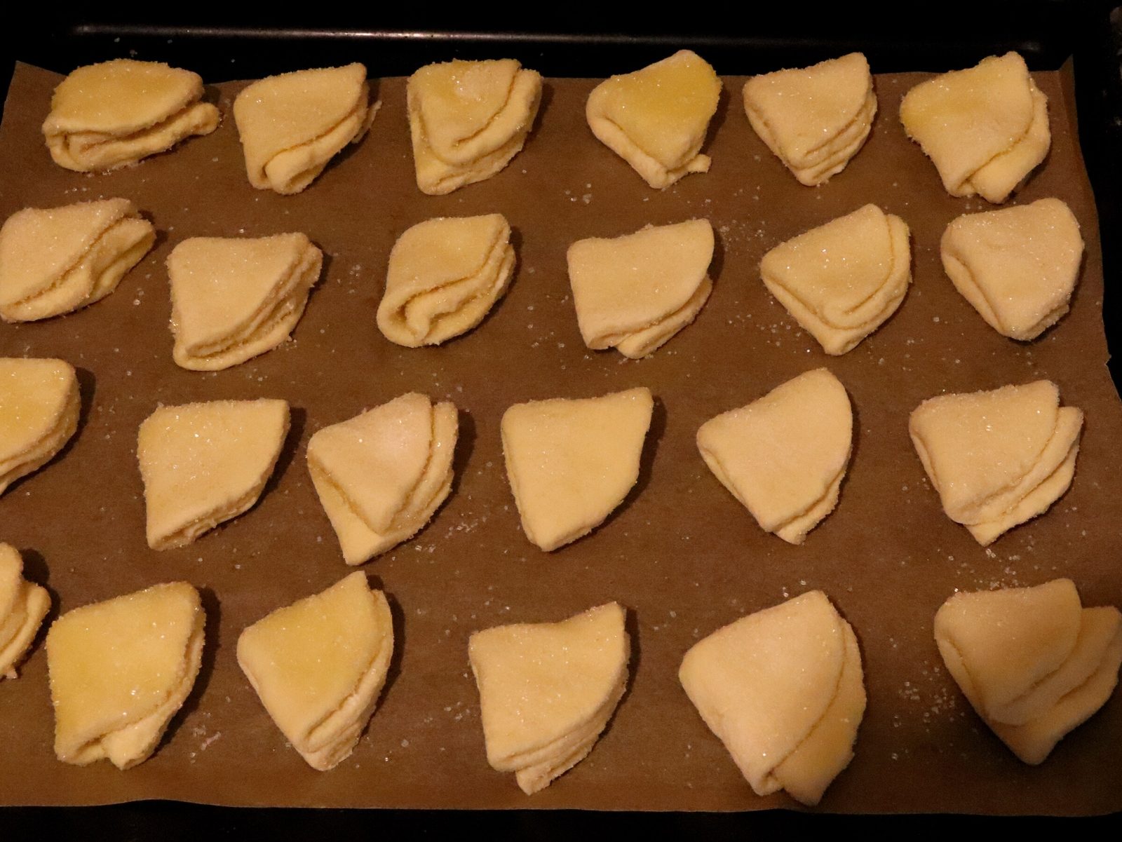 Step 7. Place on a baking tray, sugar side up. Curd-cheese ‘goose-foot’ biscuits