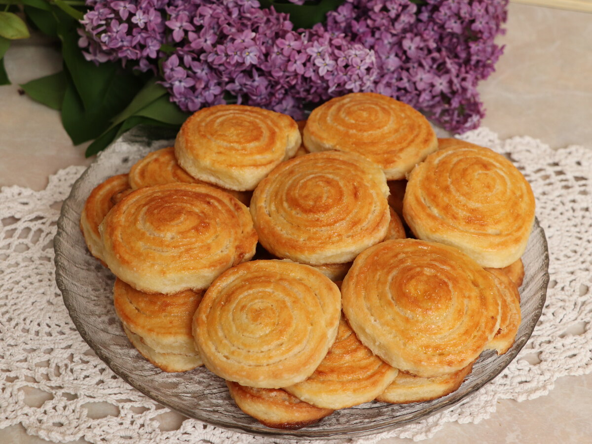 Curd-cheese snail biscuits