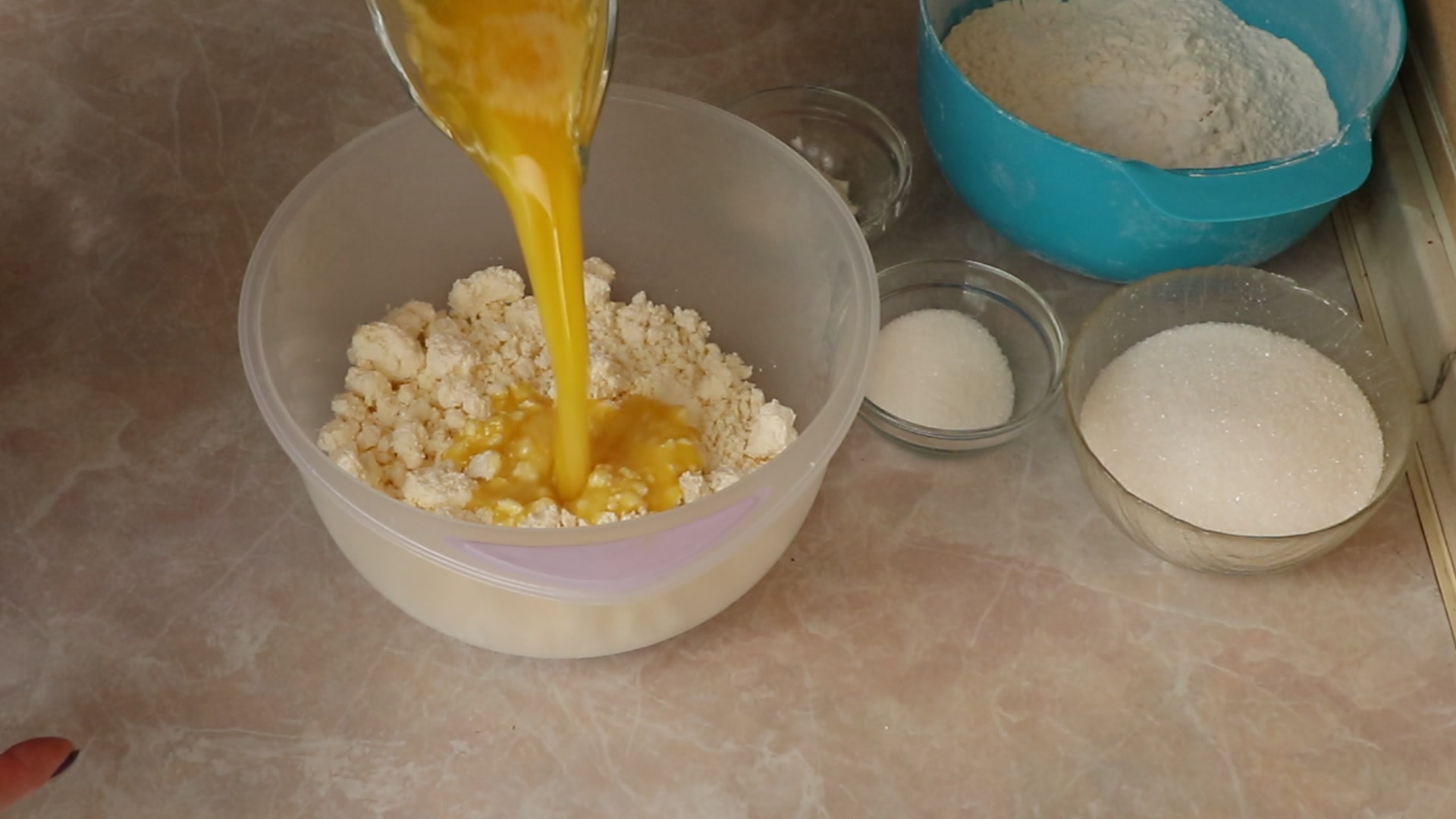 Step 1. Pour the melted butter into the curd cheese and mix well. Curd-cheese snail biscuits