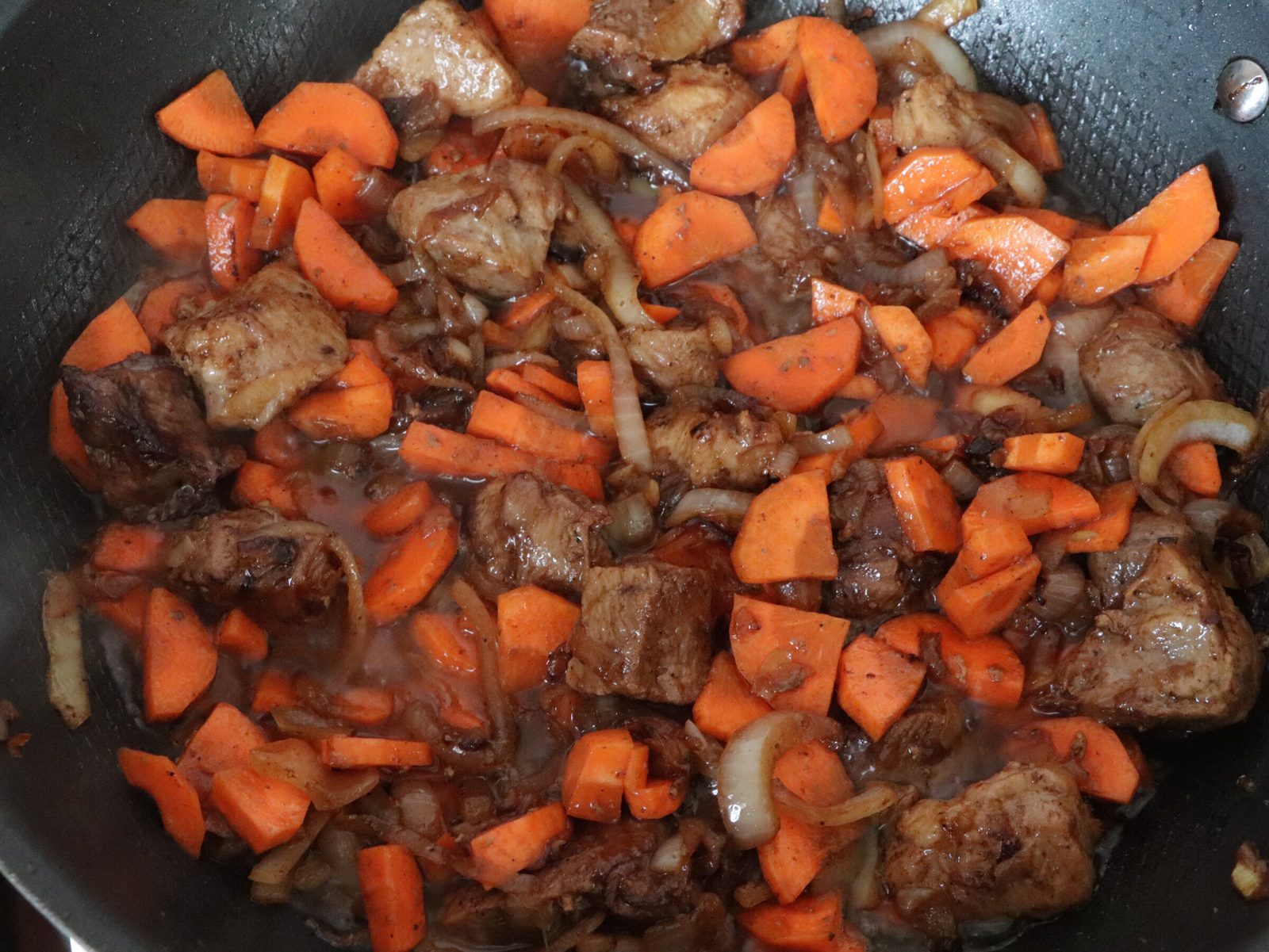 Step 4. To prepare this dish you will need a large deep frying pan or cauldron. Damlyama (slow vegetable and meat pot)