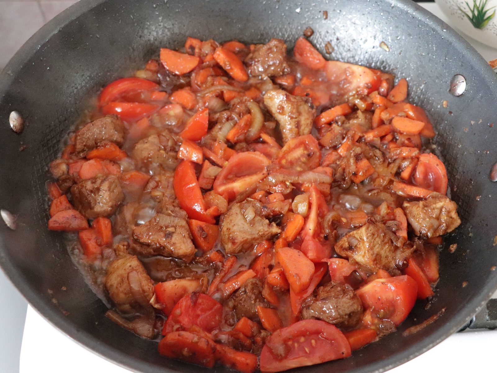 Step 5. Pour sunflower oil into the bottom of the frying pan to cover the bottom by 7-8. Damlyama (slow vegetable and meat pot)