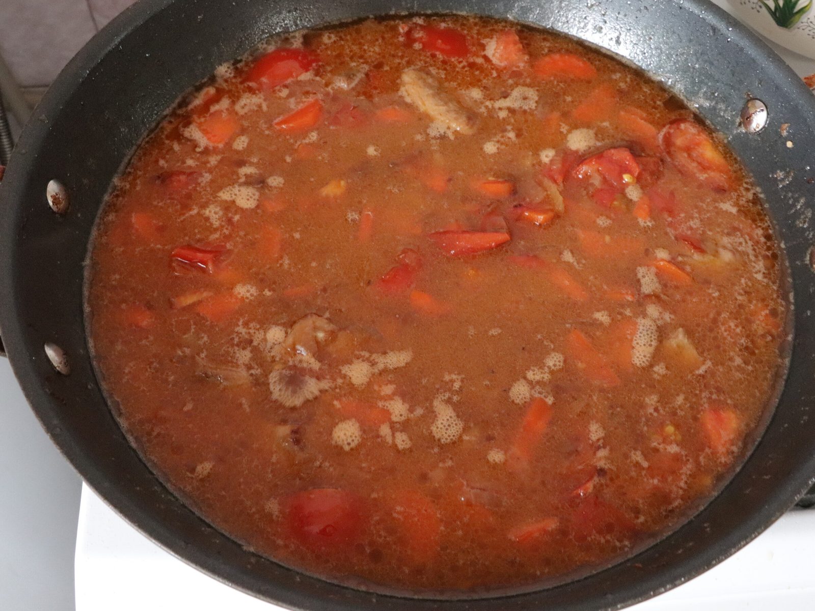 Step 6. Place meat cut into medium (but not small) pieces on top of the frying onion. Damlyama (slow vegetable and meat pot)
