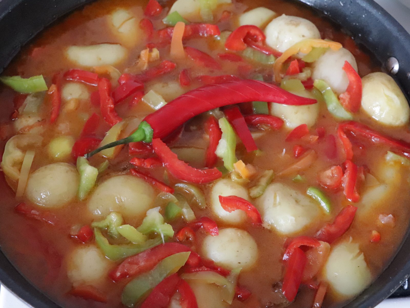 Step 7. Add carrots, cut into medium pieces. Damlyama (slow vegetable and meat pot)
