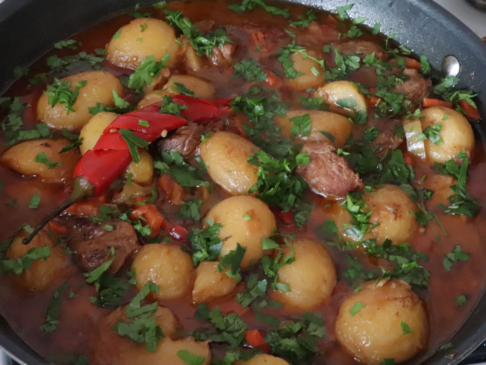 Step 8. Add fresh tomatoes, cut into large pieces. Damlyama (slow vegetable and meat pot)