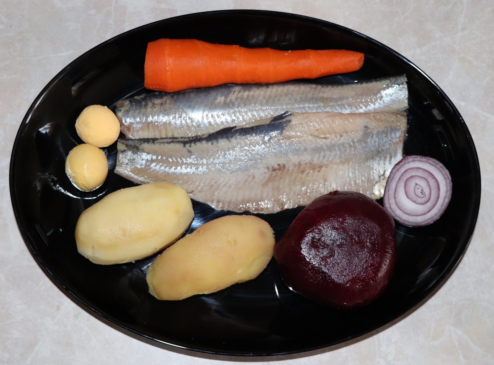 Step 1. To prepare a delicious layered herring salad, all vegetables need to be boiled. Dressed herring (seledka pod shuboy)