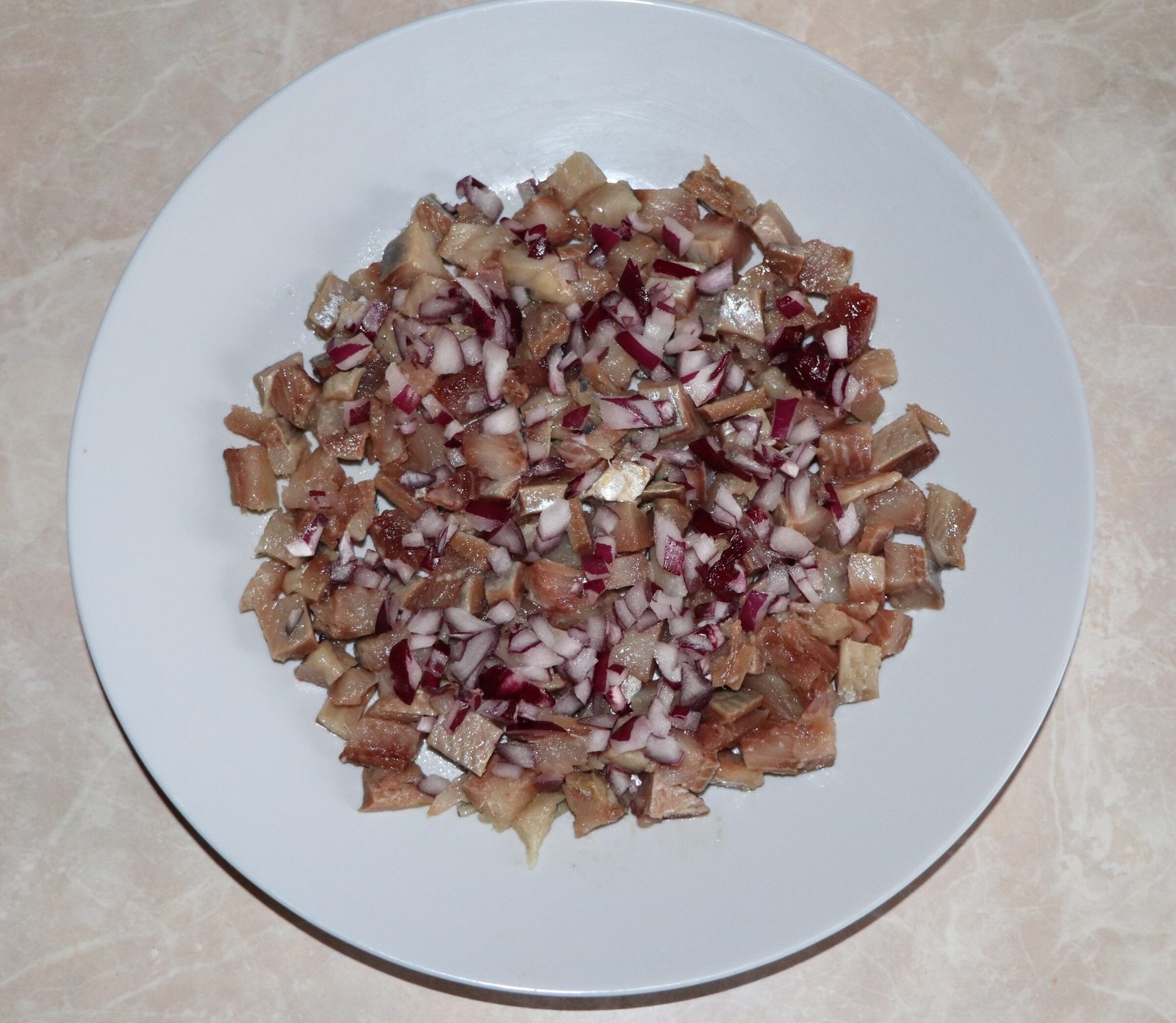 Step 2. It is better to take herring with medium salinity. Dressed herring (seledka pod shuboy)