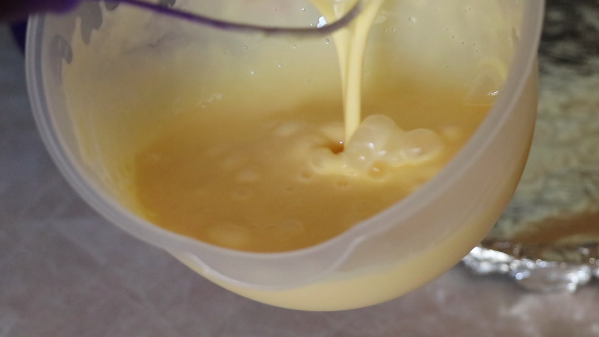 Step 1. For a baking tray 35x25 cm you need to lightly beat 4 eggs with a whisk or fork. Egg starter in 15 minutes