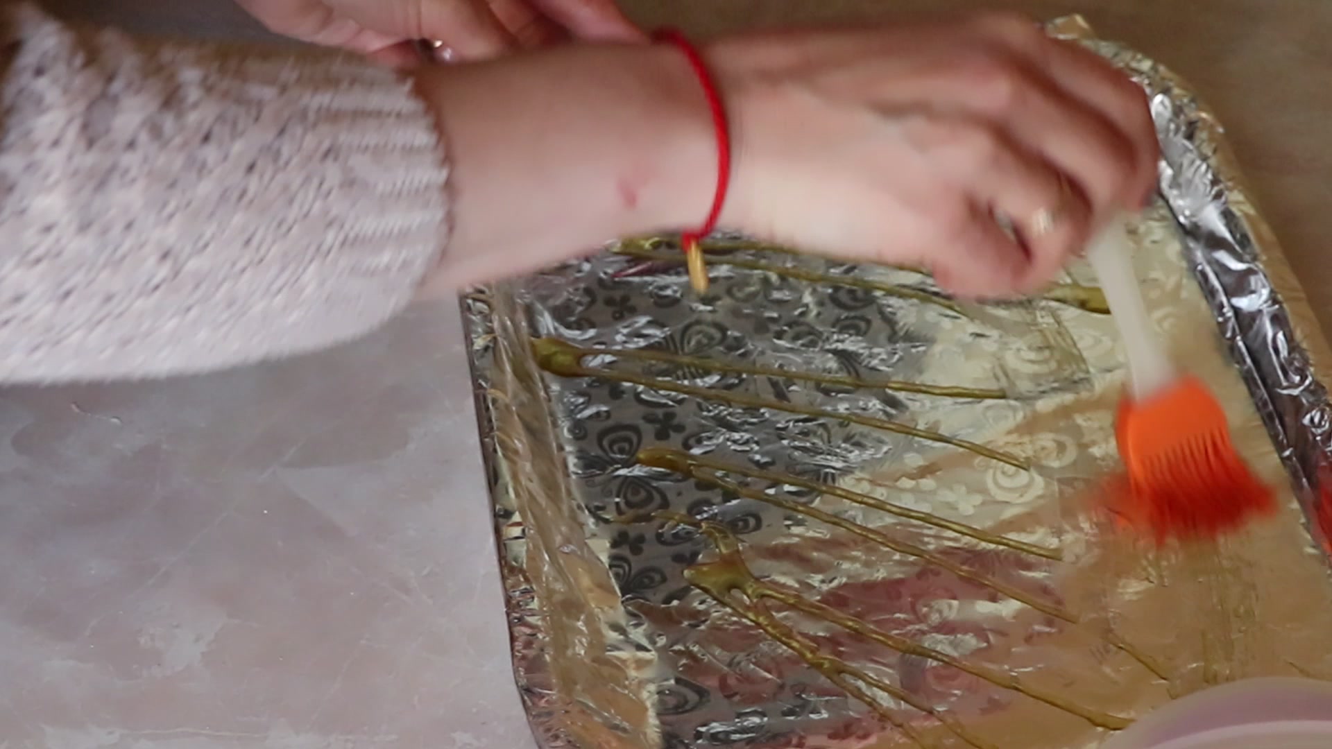 Step 2. Cover the baking tray with foil, grease with vegetable or butter and sprinkle. Egg starter in 15 minutes