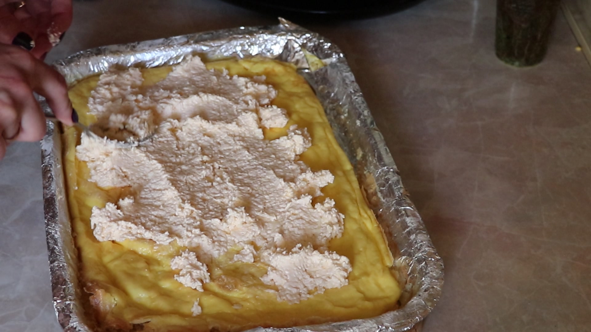 Step 5. Remove from the oven, leave for 2 minutes and add the filling, leaving 1 cm. Egg starter in 15 minutes