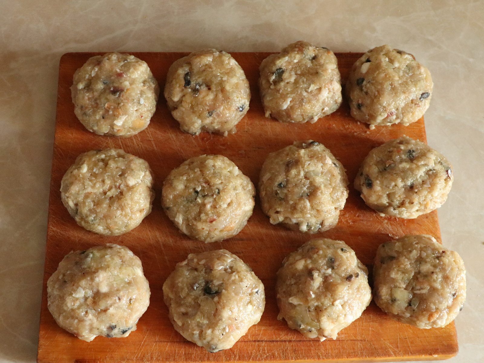 Step 3. The bread needs to be soaked in a couple of pieces of water and pressed. Fish and chicken rissoles