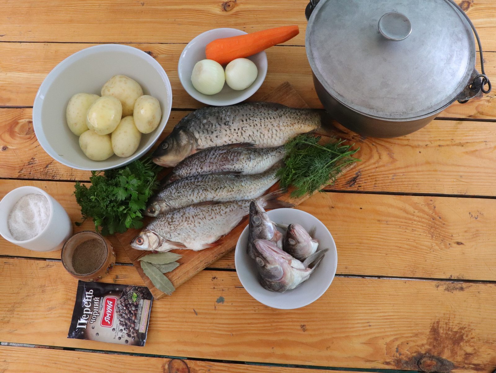 Step 2. I removed as many bones as possible from the carcass pieces, leaving almost one. Fish broth (ukha) in a kazan