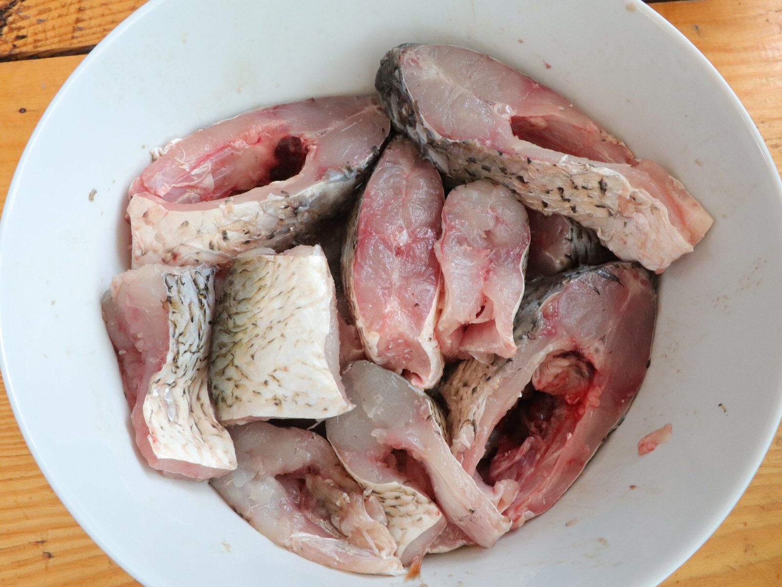 Step 3. Cut the onion into half rings, cut the carrots into slices, cut the potatoes. Fish broth (ukha) in a kazan