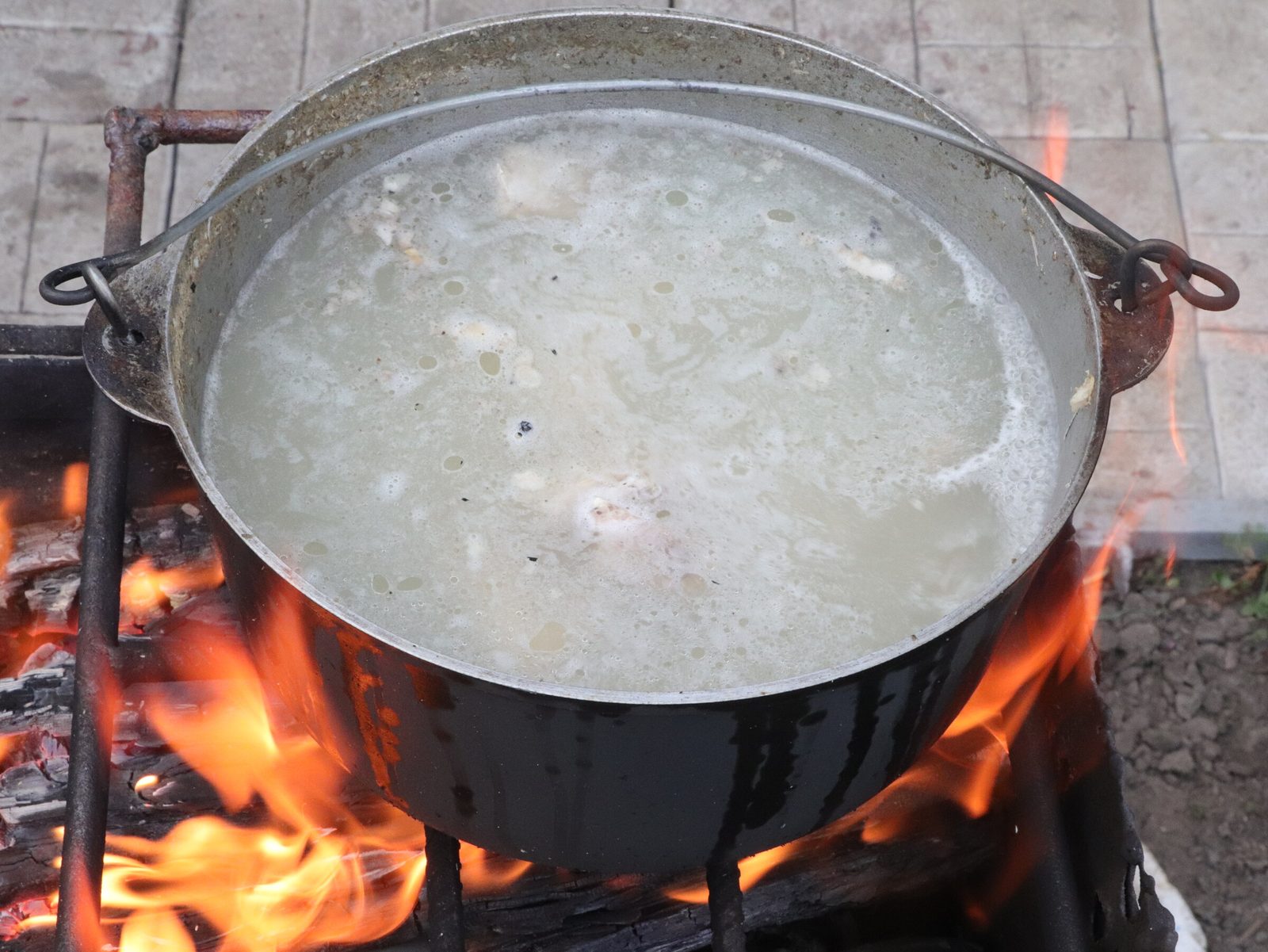 Step 6. Then we put in the potatoes. Fish broth (ukha) in a kazan