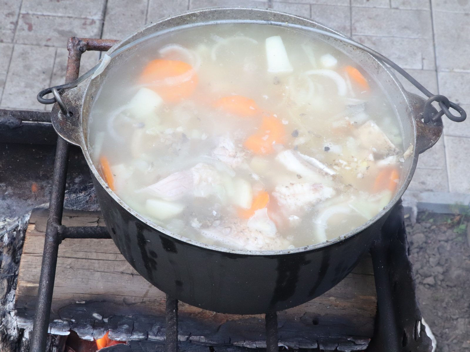 Step 8. You can add a slice of lemon to the plate - it will emphasize the taste. Fish broth (ukha) in a kazan