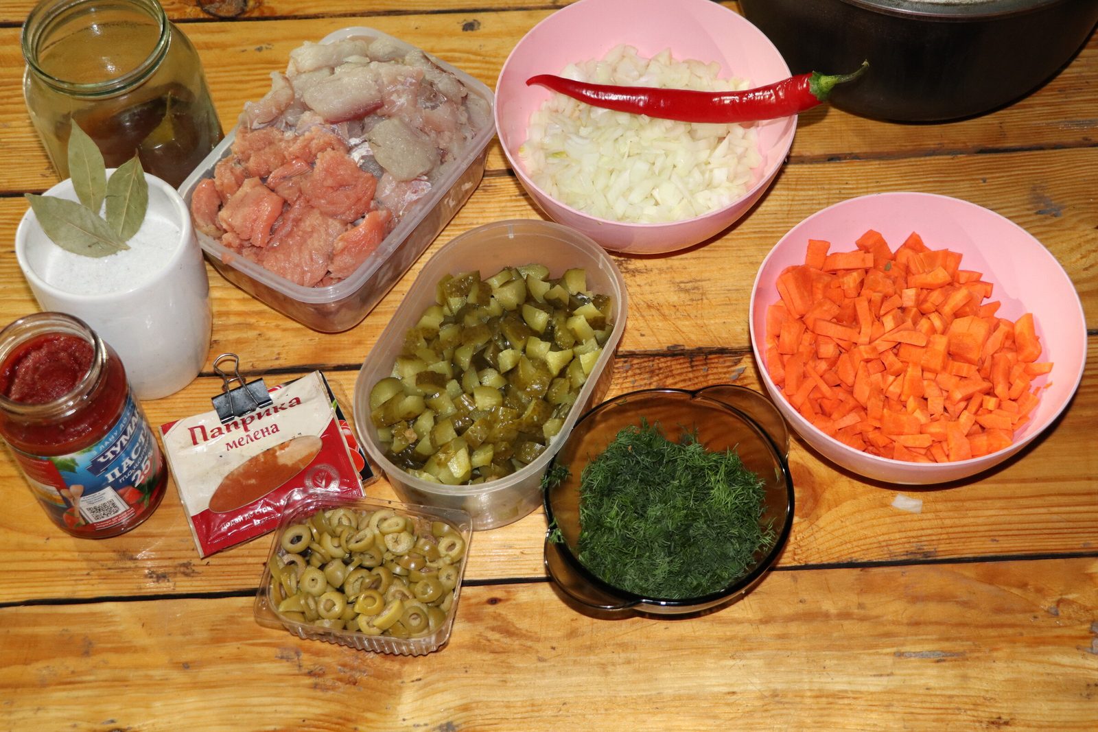 Step 1. This amount of ingredients is designed for a cauldron with a volume of 7 liters. Fish solyanka in a kazan over the fire