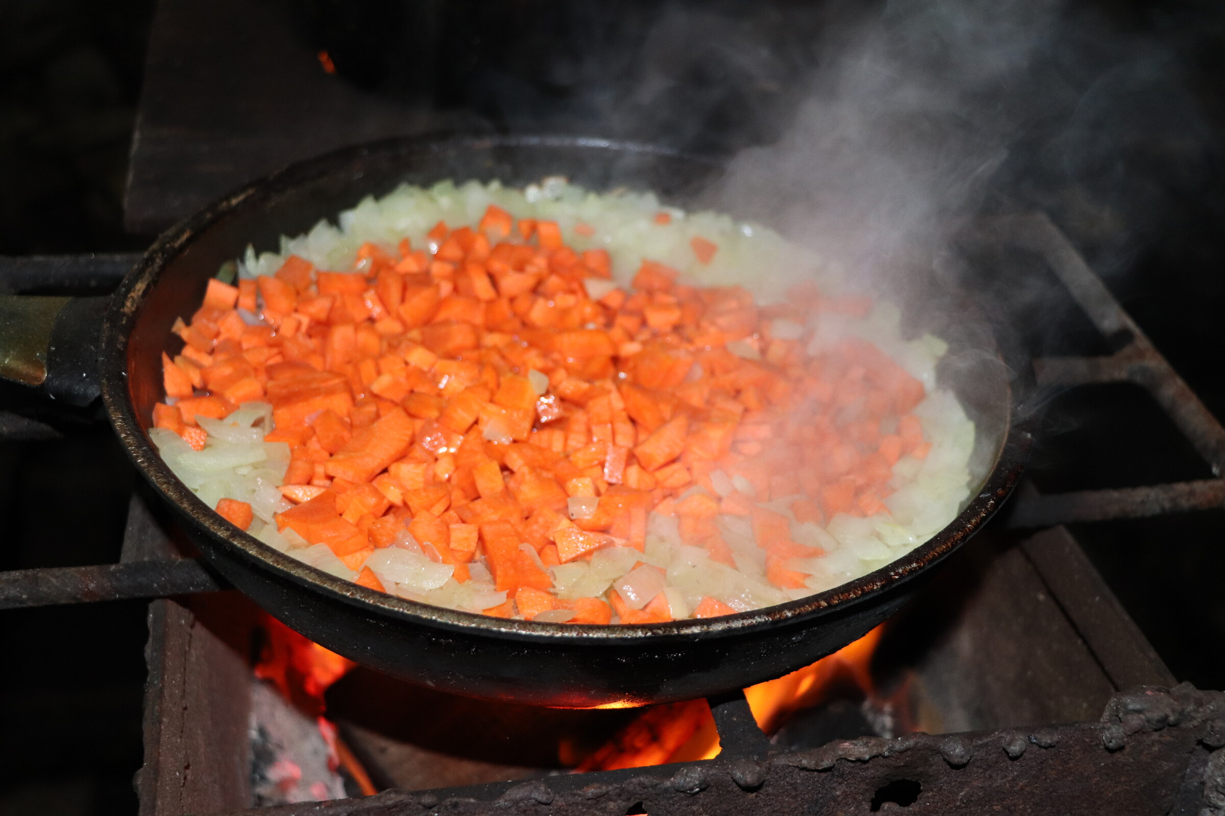 Step 4. The fish must be gutted, washed well and the fillets separated from the bones. Fish solyanka in a kazan over the fire