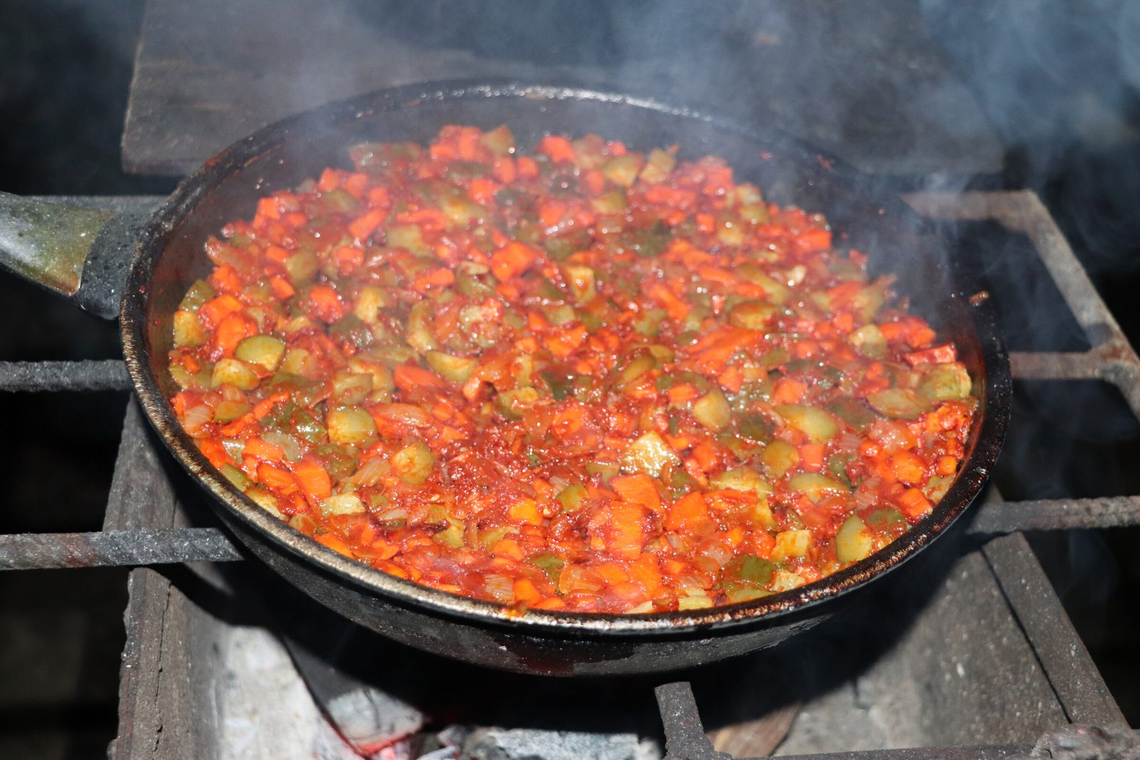 Step 6. While the broth is cooking, prepare the dressing. Fish solyanka in a kazan over the fire