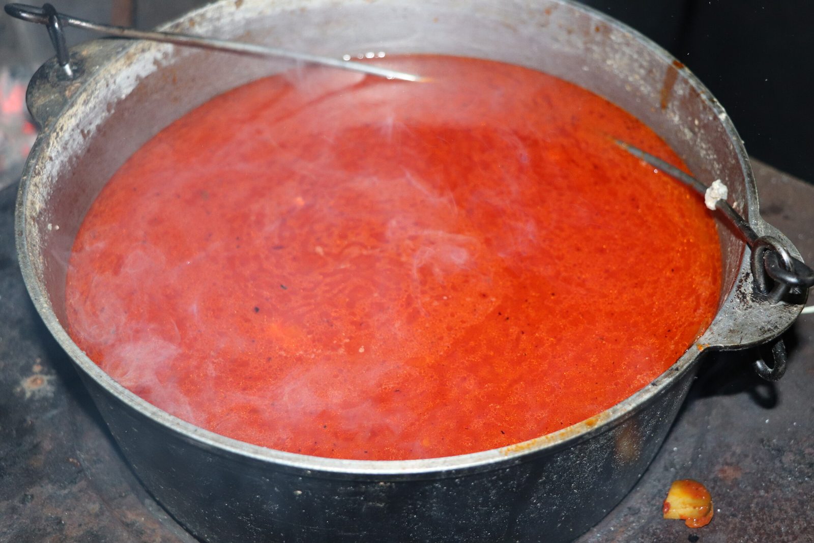 Step 7. Add chopped carrots to the onion and fry for 5-7 minutes until soft. Fish solyanka in a kazan over the fire