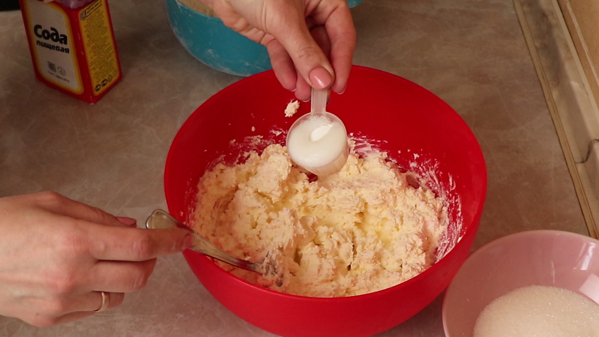Step 2. Quench the soda in lemon juice, you can replace it with 0. Flaky curd-cheese crescents with sugar
