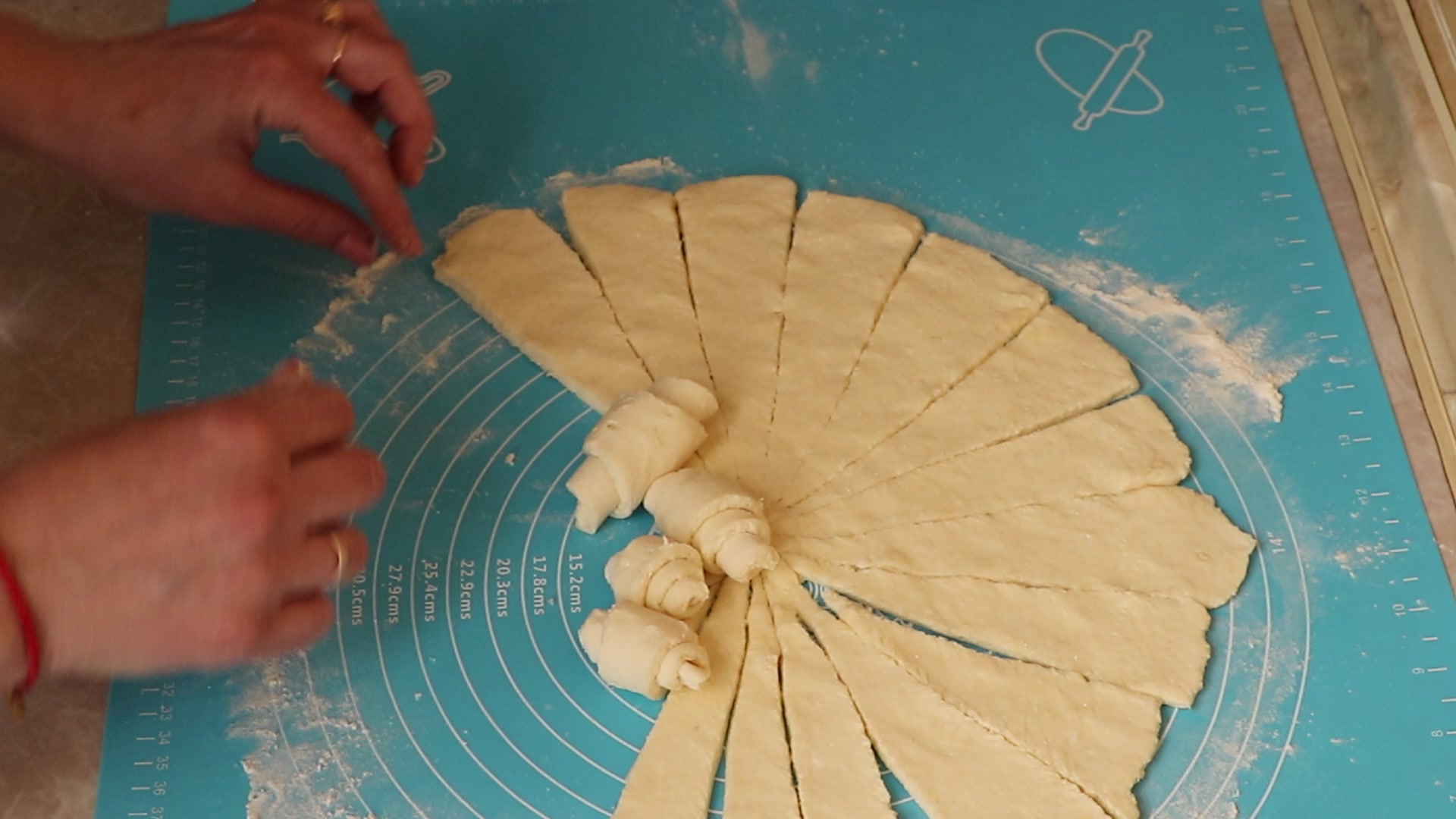 Step 6. We cut the circle into many narrow triangles to make beautiful curled bagels -. Flaky curd-cheese crescents with sugar