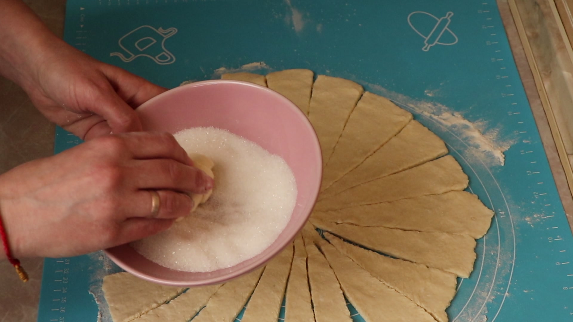 Step 7. Roll each triangle of dough into a tube from the base to the corner. Flaky curd-cheese crescents with sugar
