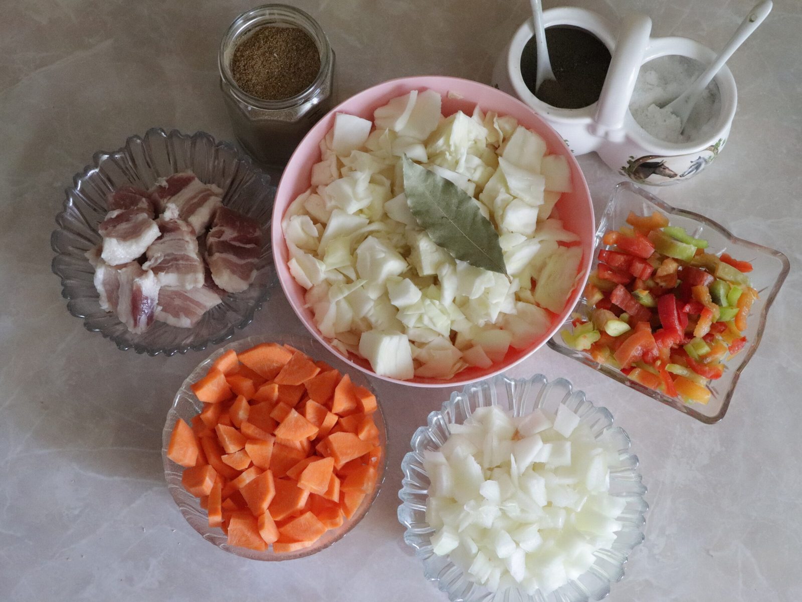 Step 1. Ground black pepper Salt ground coriander. Fried cabbage with pork fat