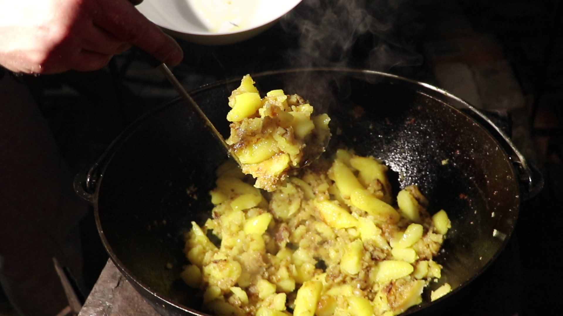 Step 3. Remove from the cauldron and set aside. Fried potatoes in a kazan over the fire