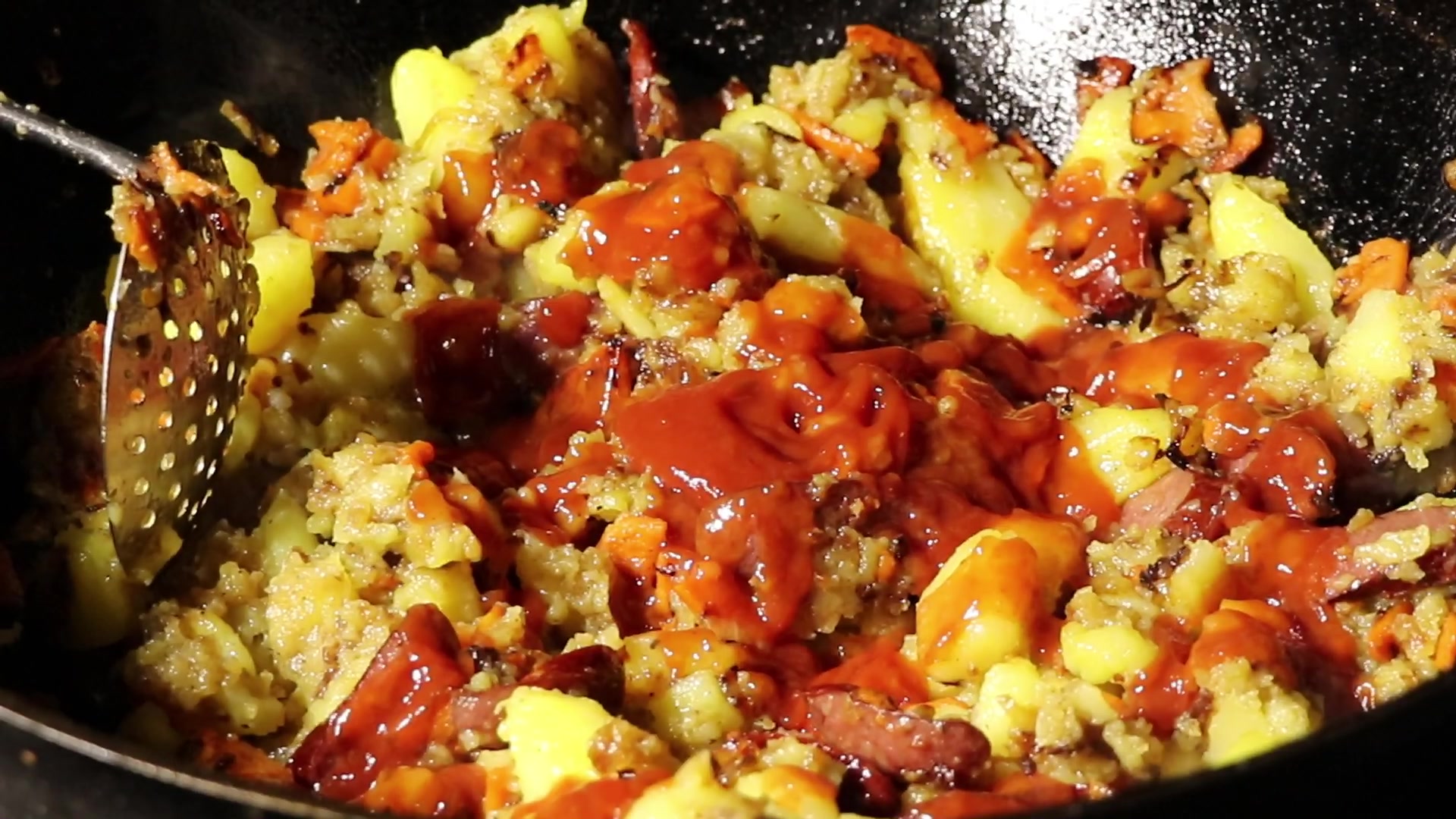 Step 7. Add ketchup or tomato sauce. Fried potatoes in a kazan over the fire