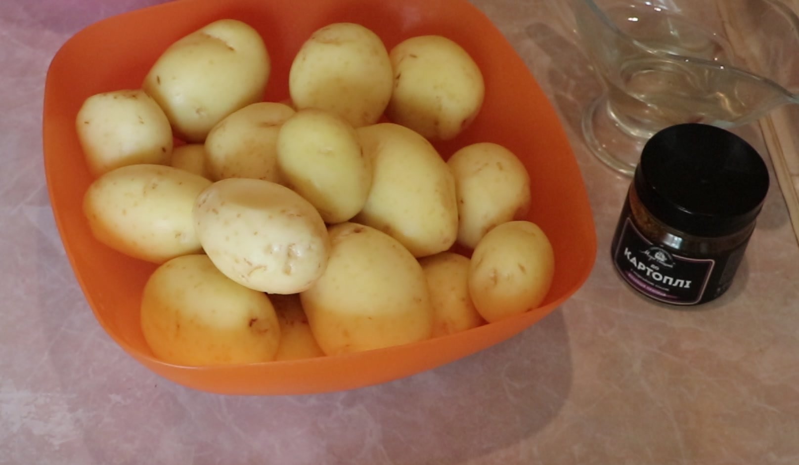 Step 1. Peel, wash and cut the new potatoes into wedges. Golden potatoes in a roasting bag — 30