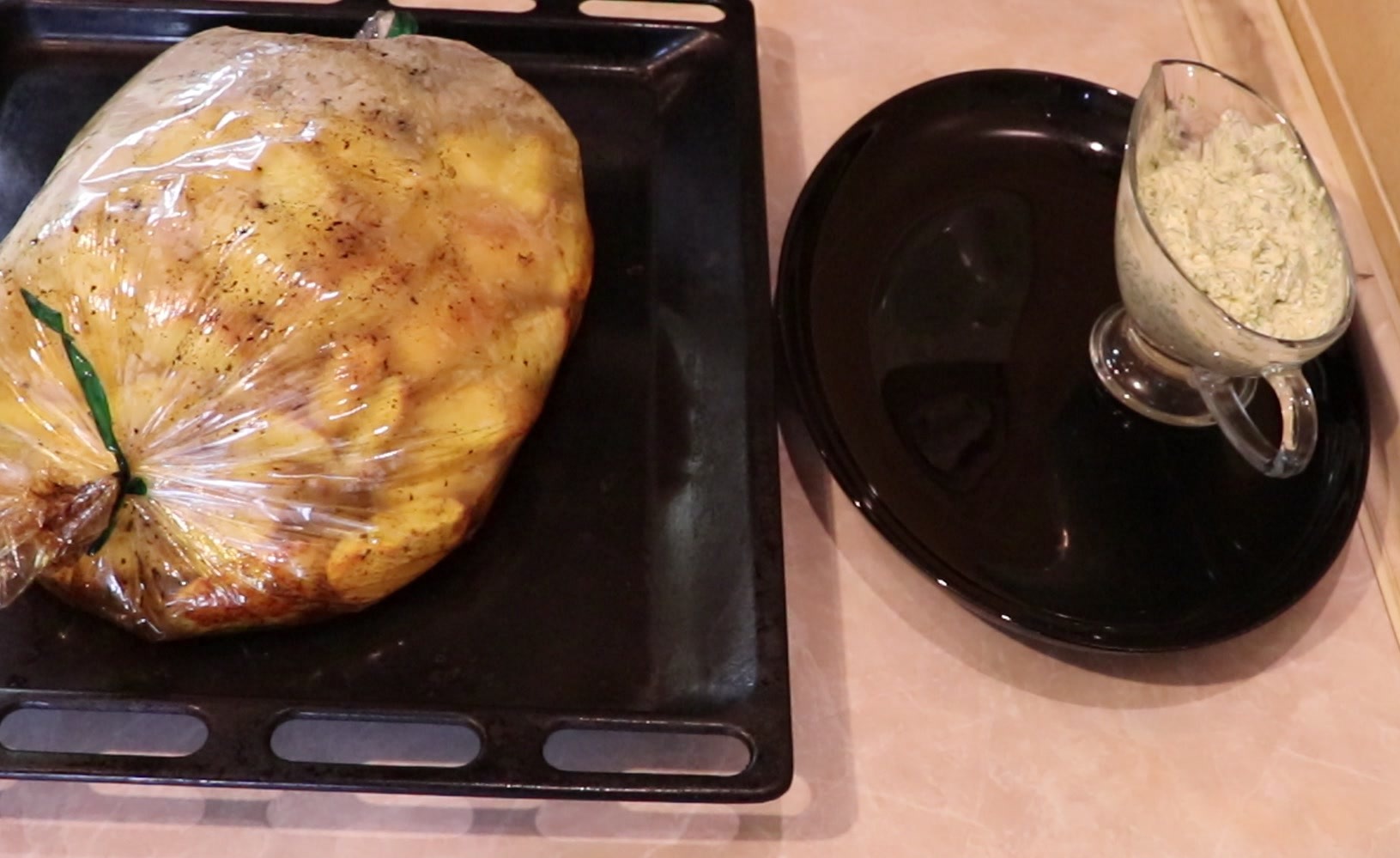 Step 4. Bake at 220°C for 30 minutes. Golden potatoes in a roasting bag — 30