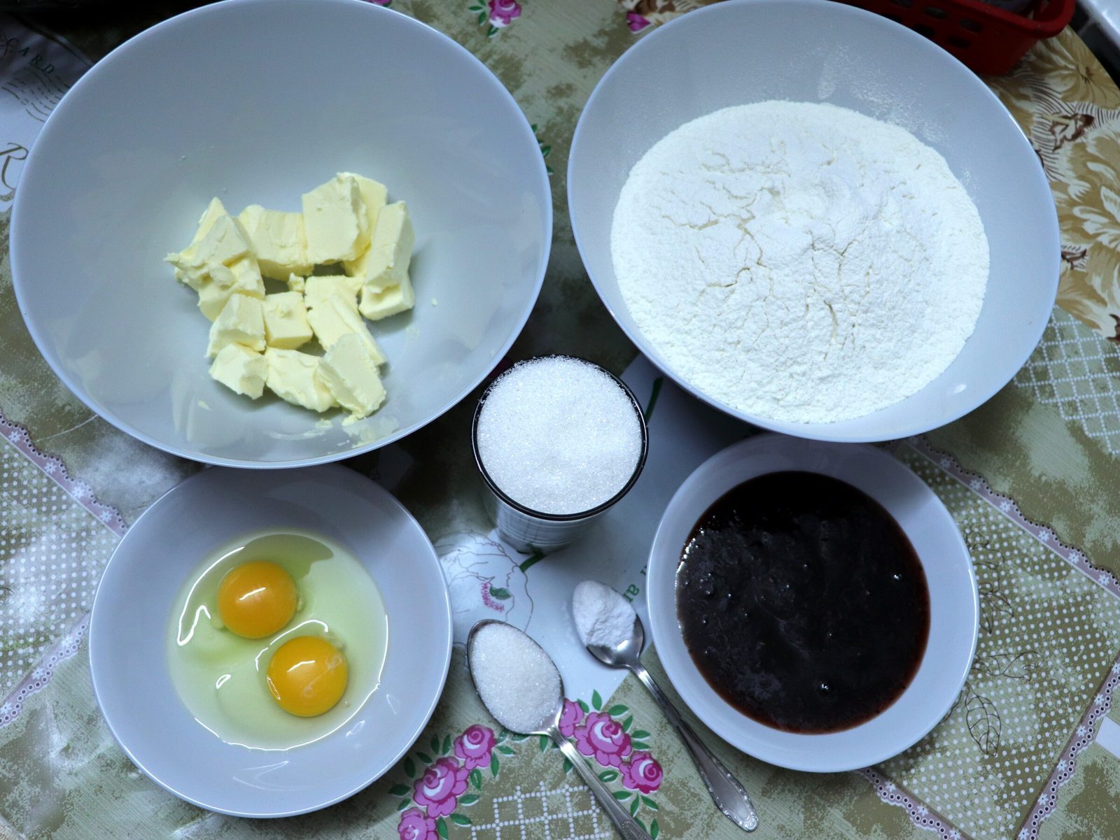Step 1. To prepare shortcrust pastry we need a mixer. Grated shortcrust jam tart