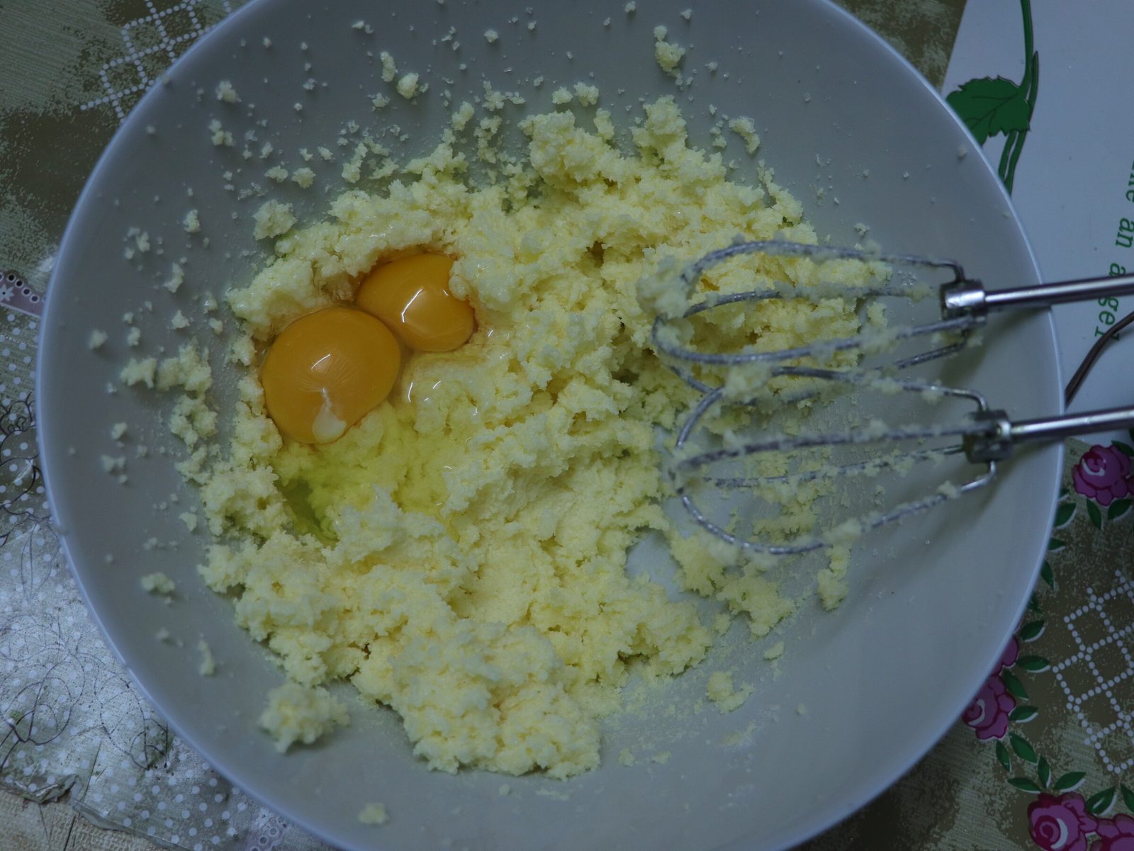 Step 3. Add 2 chicken eggs to the beaten mass and mix with a mixer until smooth. Grated shortcrust jam tart