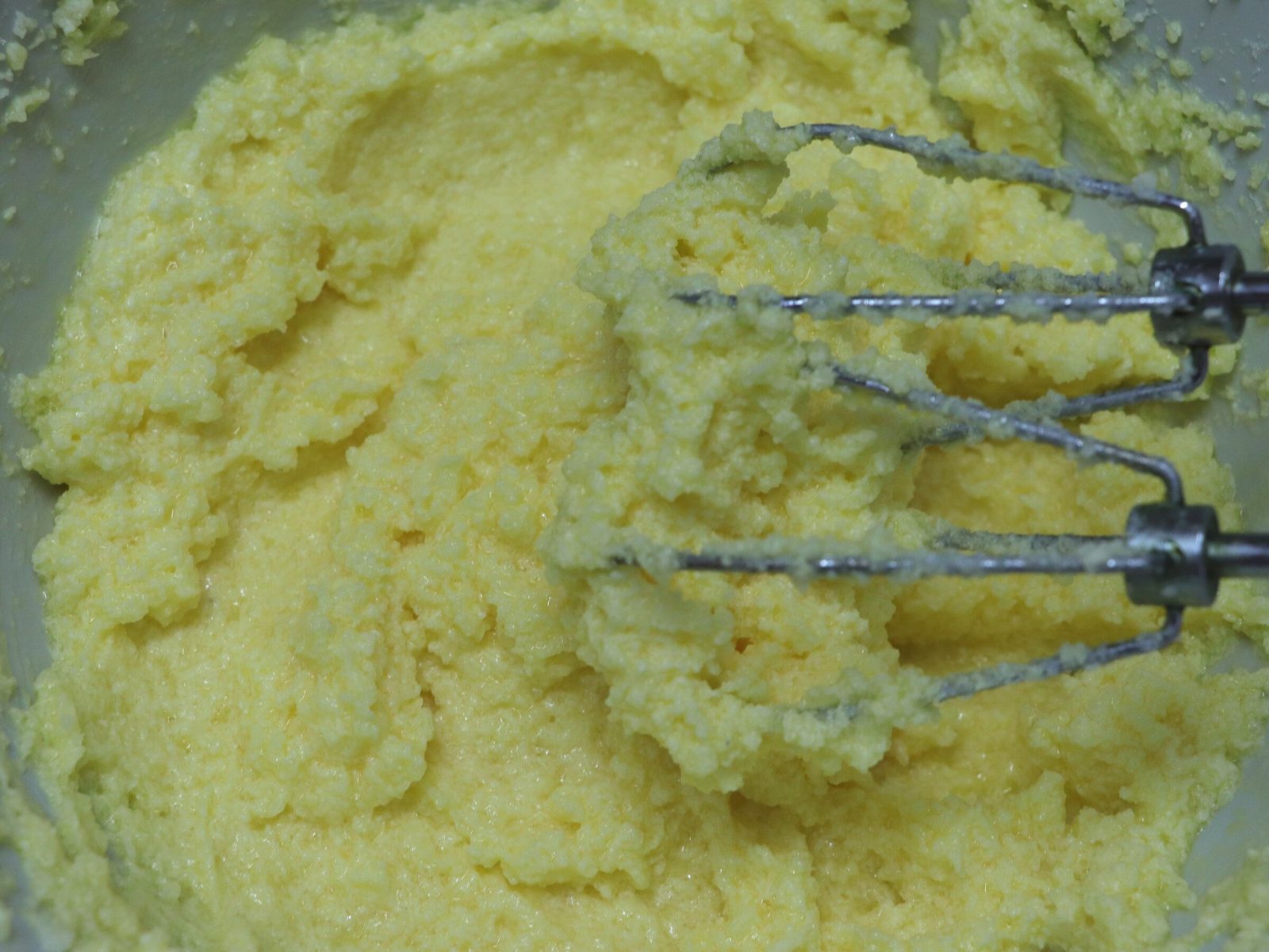 Step 4. We extinguish the soda with vinegar and add it to the butter and eggs, mix with. Grated shortcrust jam tart