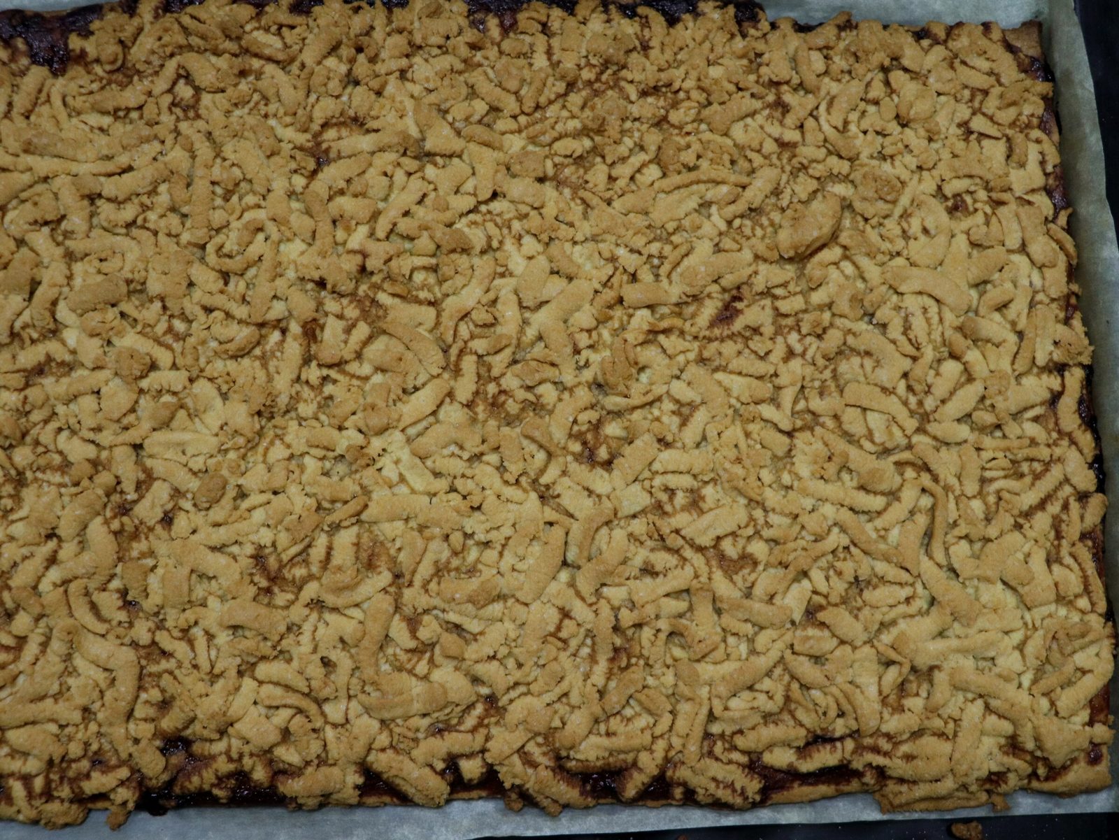 Step 9. Place the pie in an oven preheated to 200°C for 25-30 minutes. Grated shortcrust jam tart