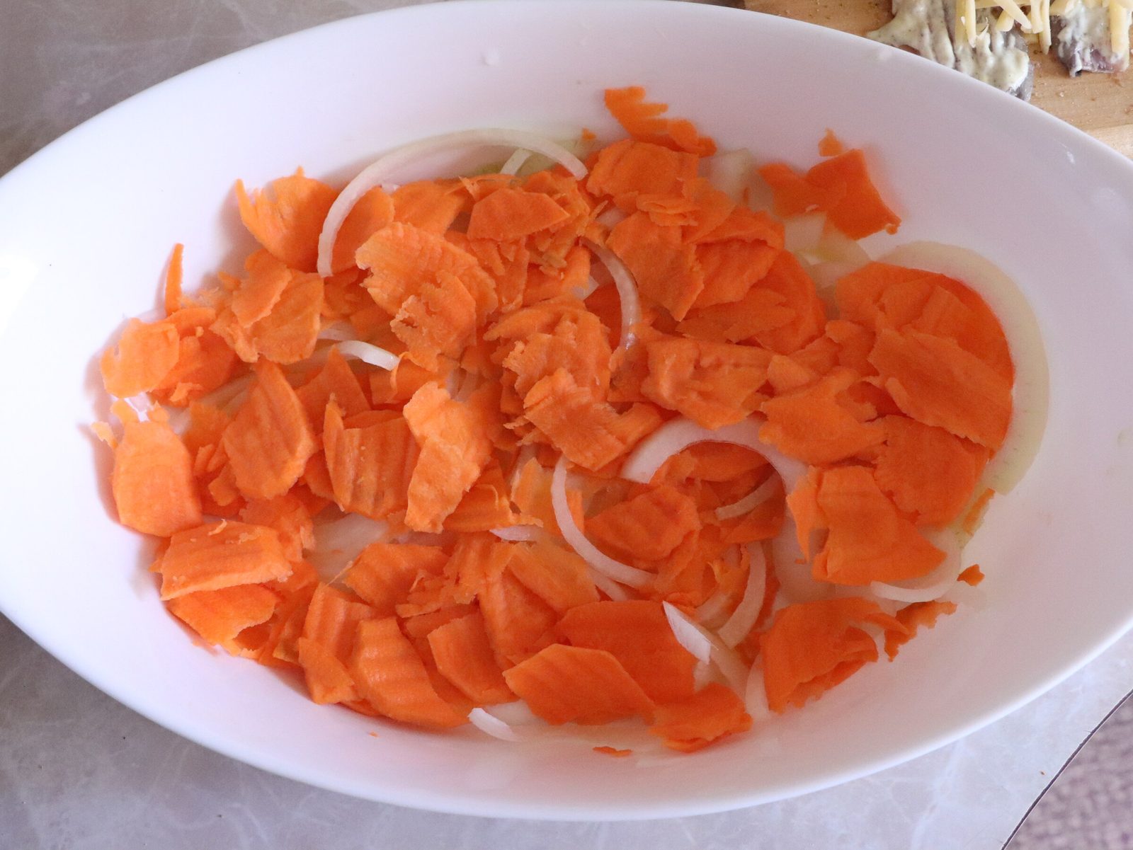Step 4. Lubricate the top of the fillet with the sauce, which we will prepare by mixing. Grey mullet rolls with cheese on a bed of