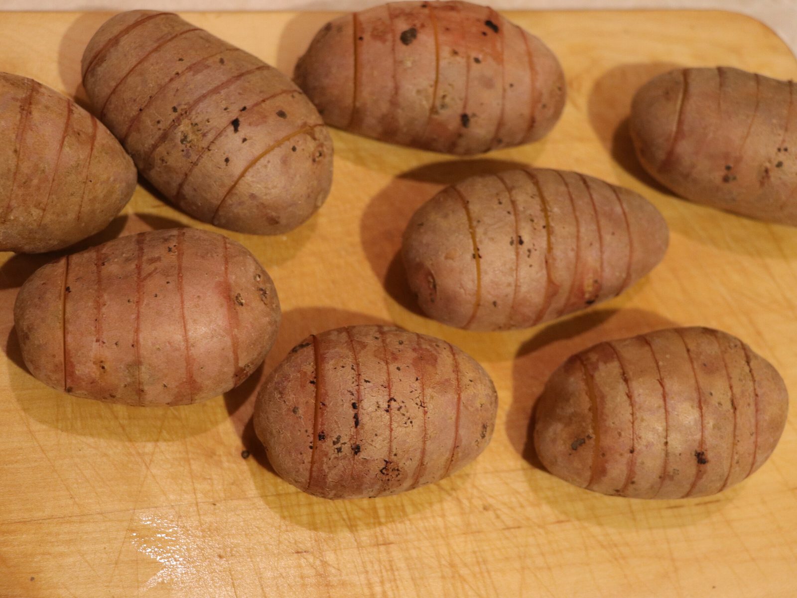 Step 2. Stuff the potatoes with lard and garlic. Hasselback roast potatoes