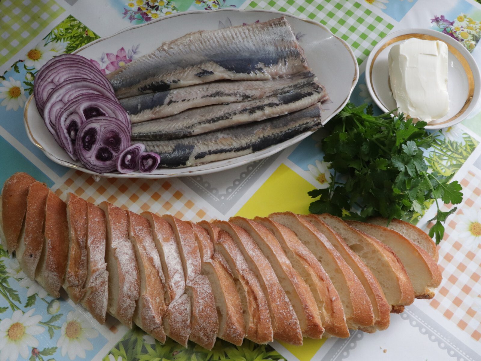 Step 2. We clean the lightly salted herring, remove the entrails and remove the backbone. Herring open sandwiches