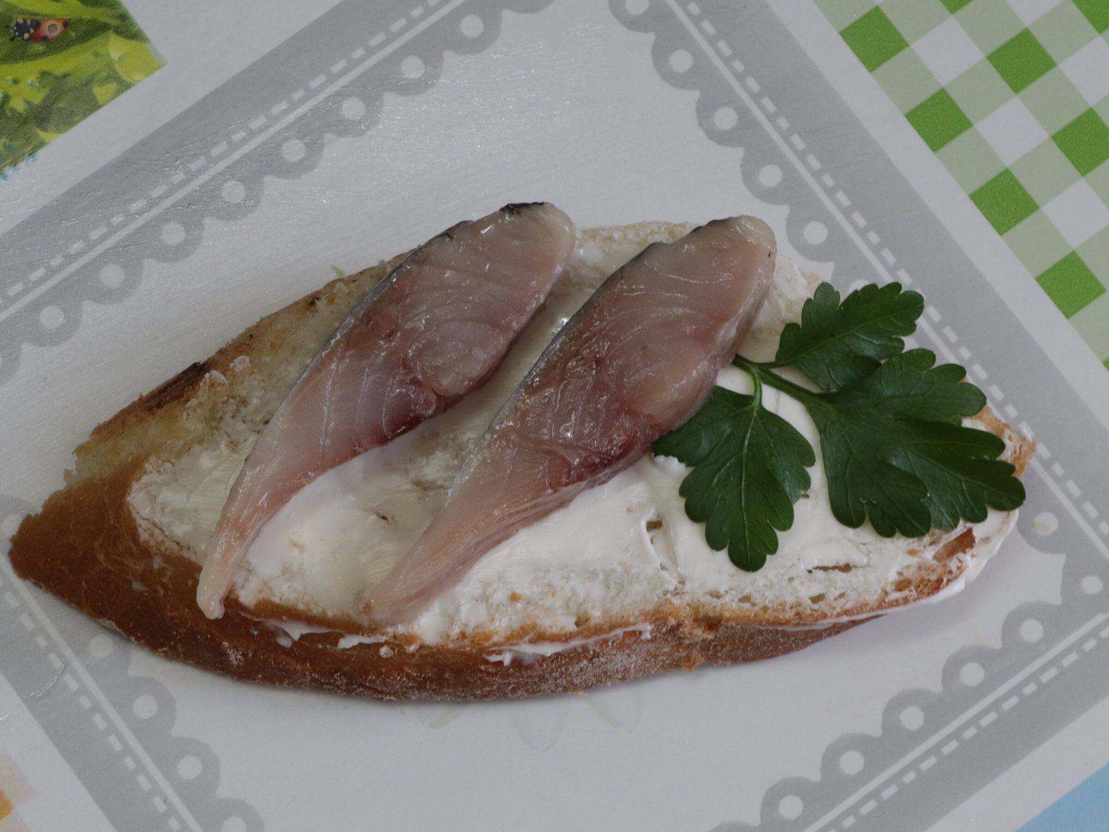 Step 3. Cut the baguette into thin slices. Herring open sandwiches