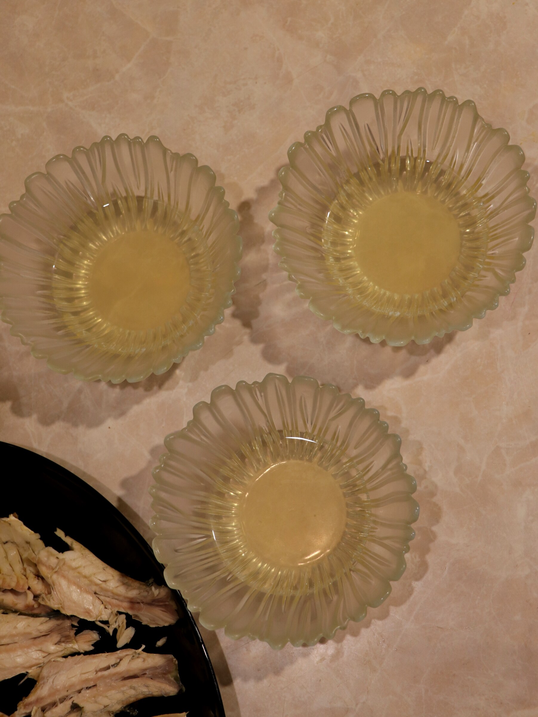 Step 6. When the fish is cooked, it must be carefully removed from the broth and left. Jellied fish