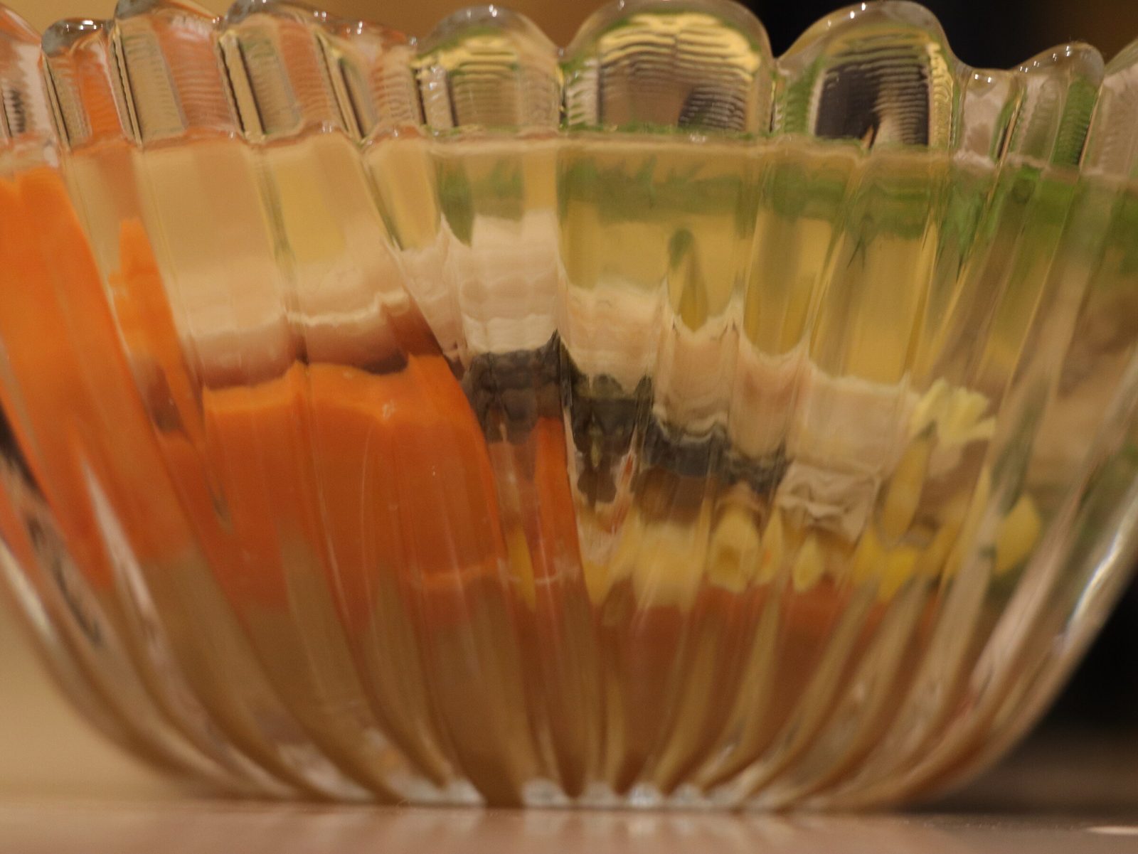 Step 9. To make the aspic beautiful, pour a little broth into the bottom of the mold. Jellied fish