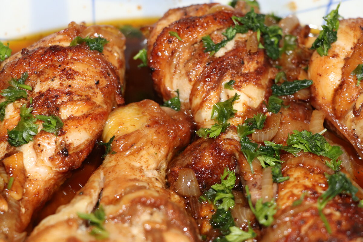 Juicy chicken drumsticks in the pan