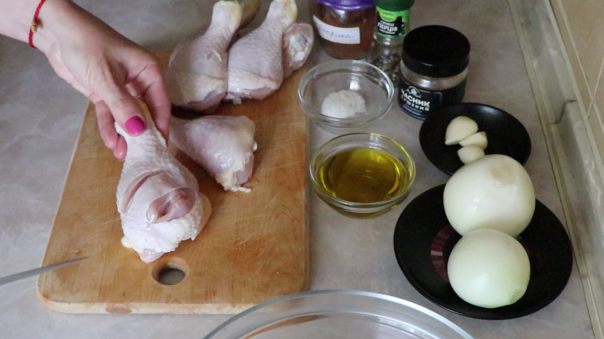 Step 1. Wash and dry the drumsticks. Juicy chicken drumsticks in the pan